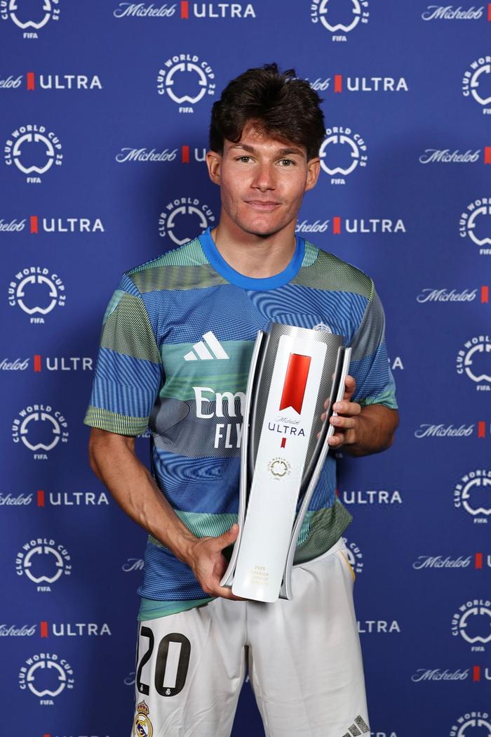 爱游戏官方推荐多特蒙德门将多次救险，当选全场最佳球员，欢迎而且的人能力.