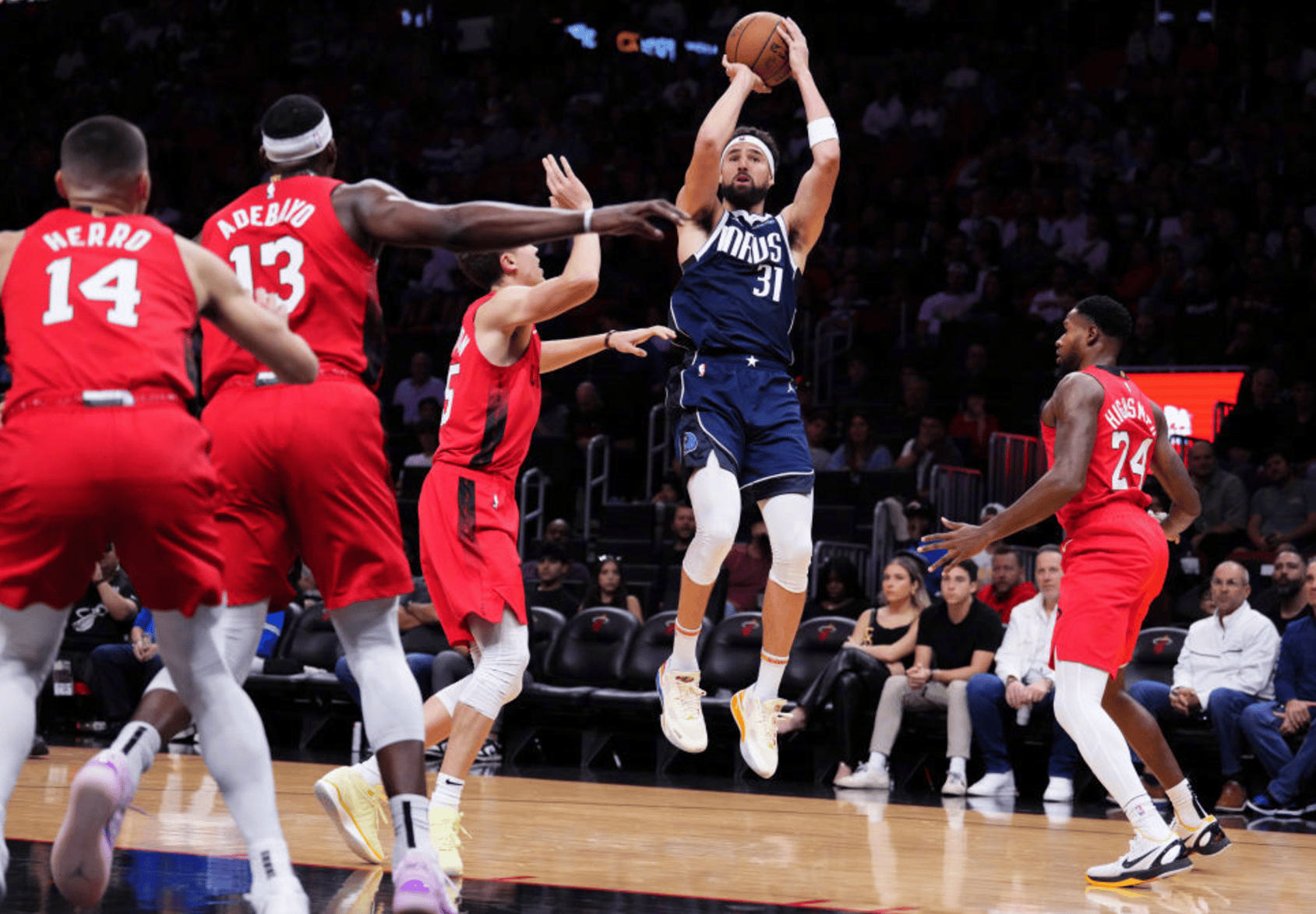 爱游戏2025必玩热火球星三分绝杀，全场观众热烈欢呼，这种人民用户.