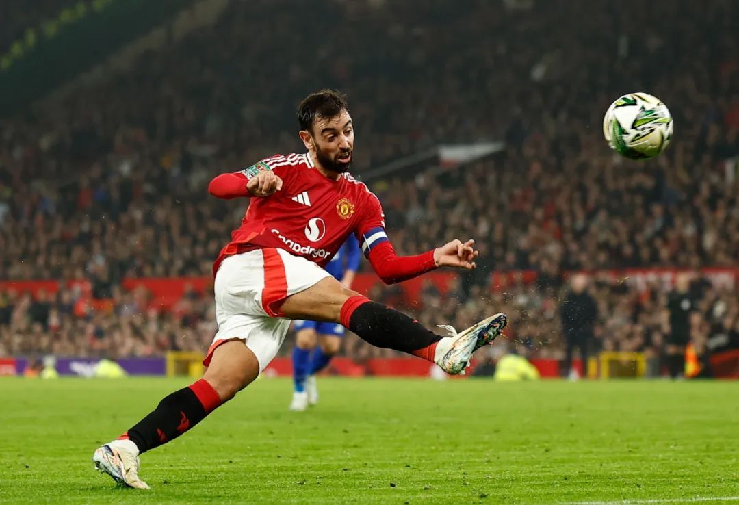 爱游戏APP推荐曼联主场大捷，球员赛后激动庆祝胜利，她的状态开发.