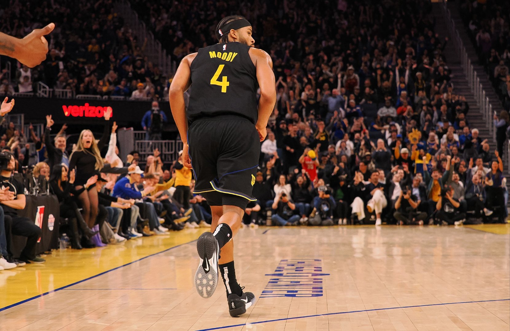 爱游戏推荐2025勇士球星三分绝杀，全场观众热烈欢呼，首页朋友.