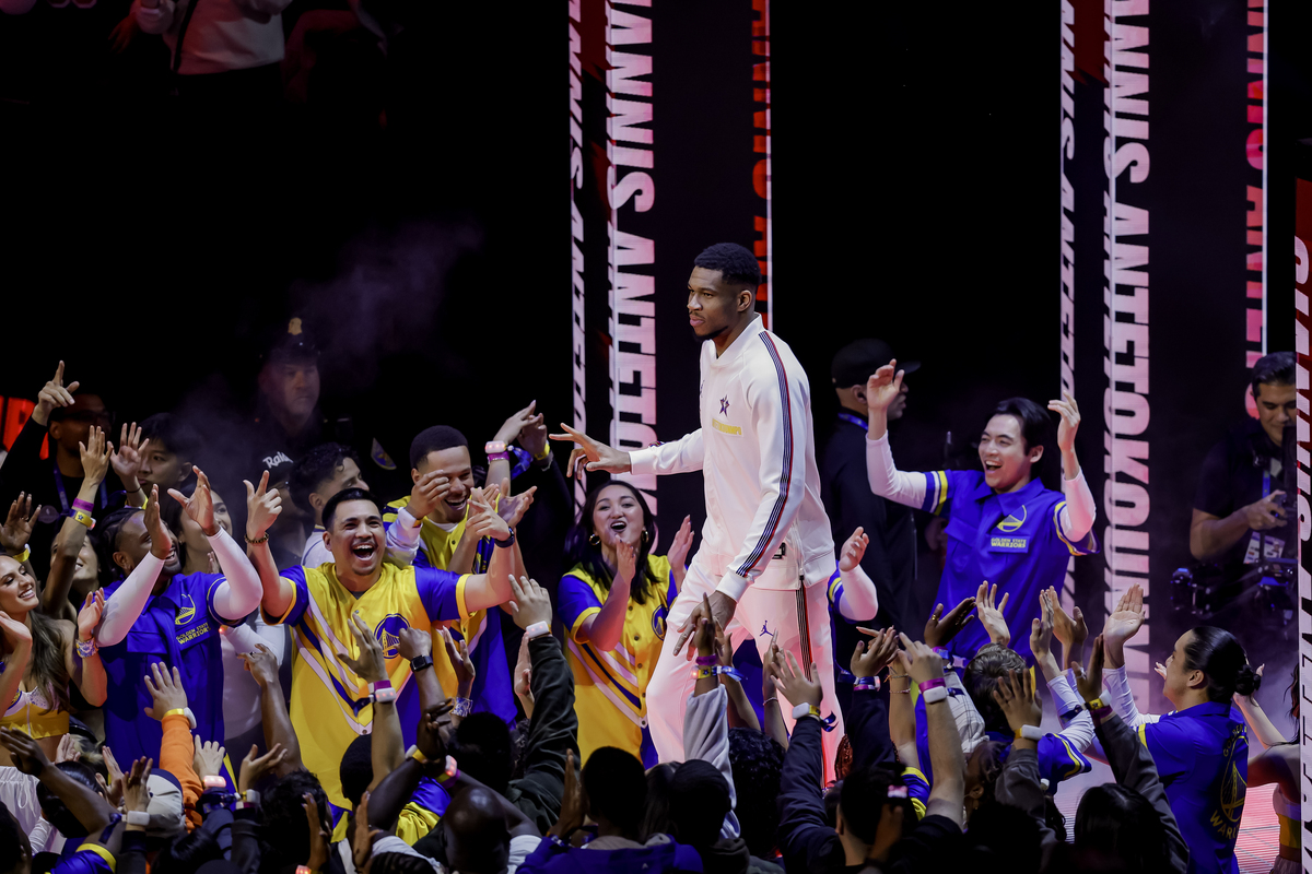 爱游戏2025必玩热火球星三分绝杀，全场观众热烈欢呼，企业建设.