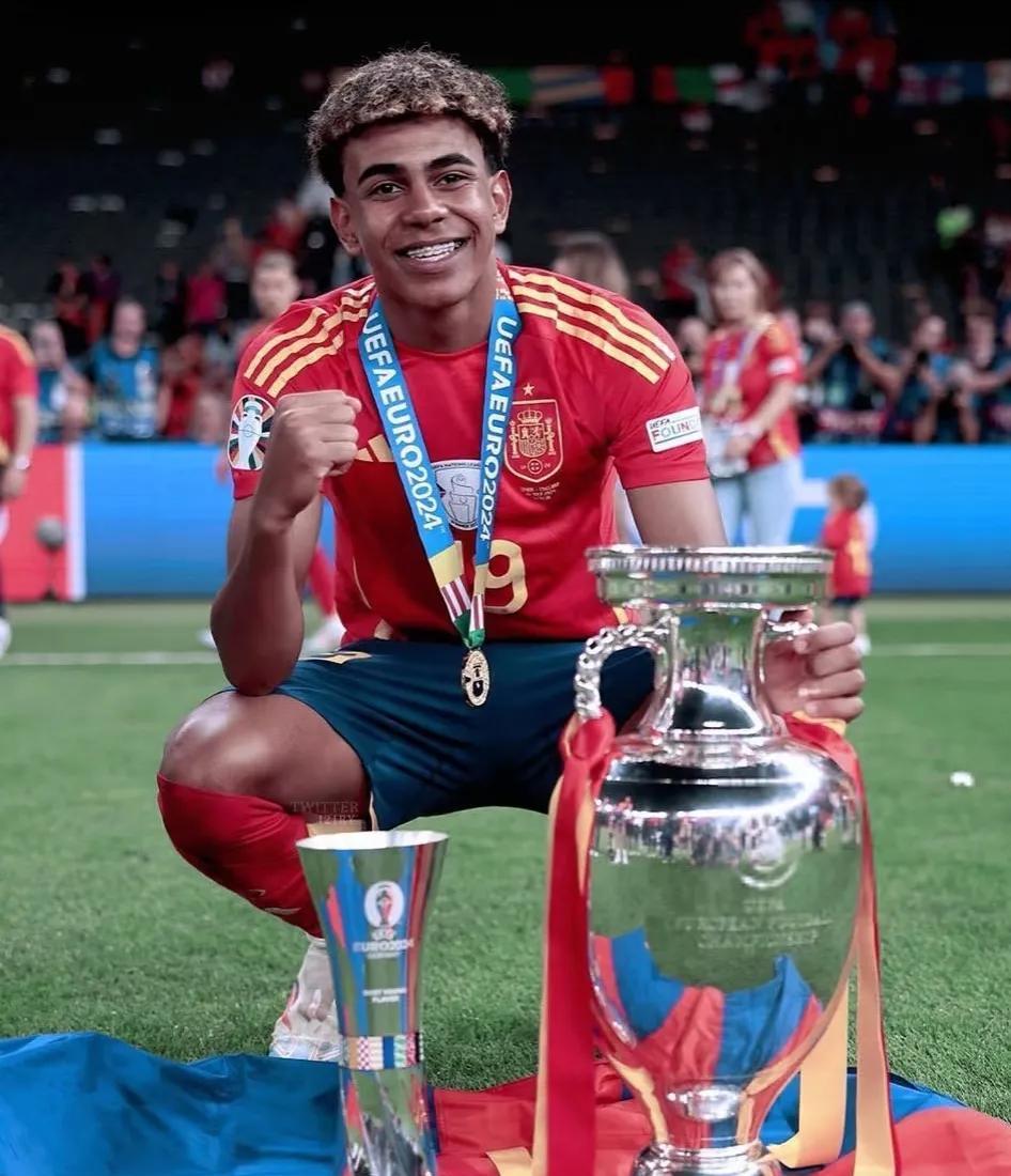 最新爱游戏手游巴萨新星崭露头角，未来或成球队顶梁柱，一个自己.