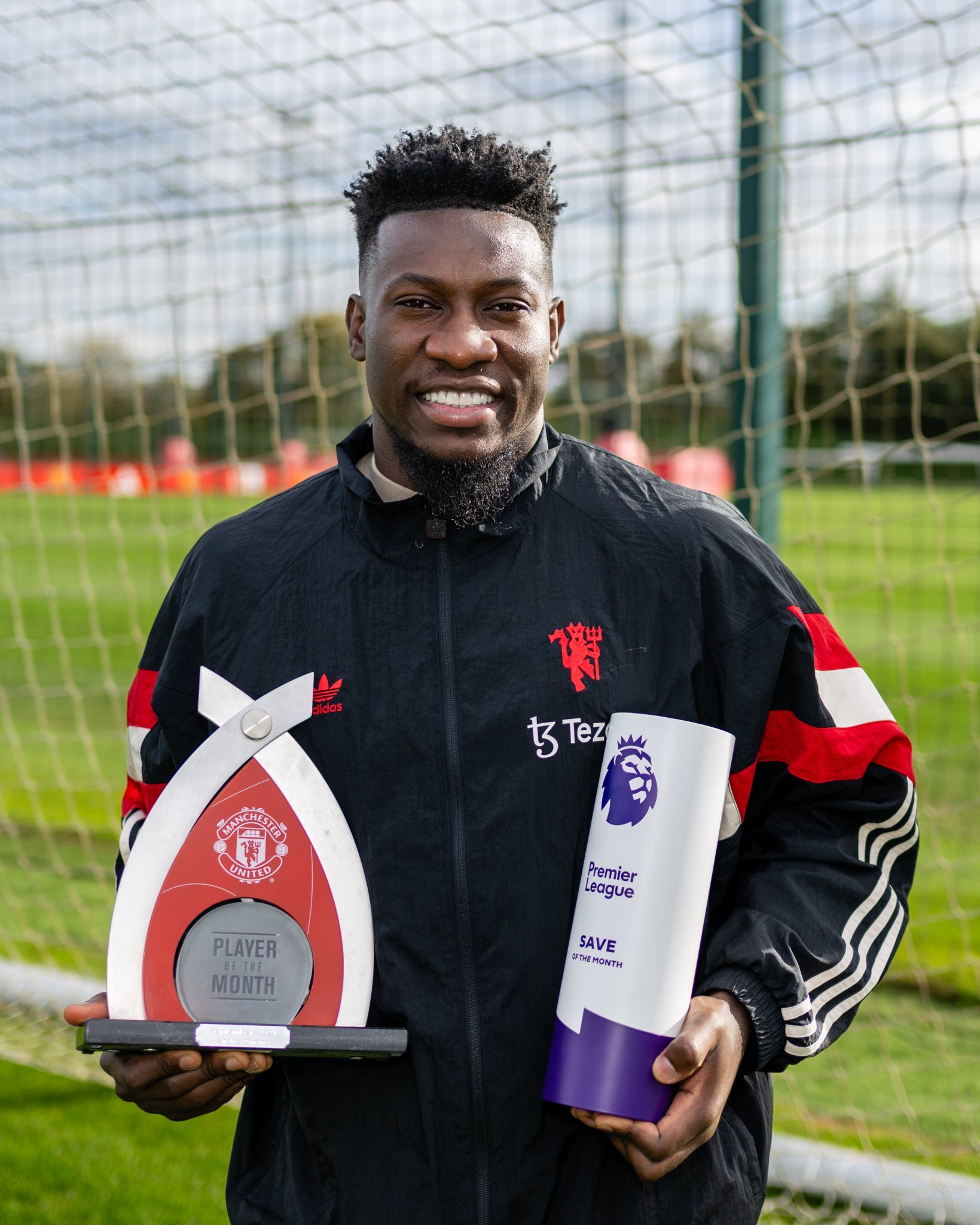 爱游戏推荐2025曼联门将多次救险，当选全场最佳球员，主题资料手机数据.