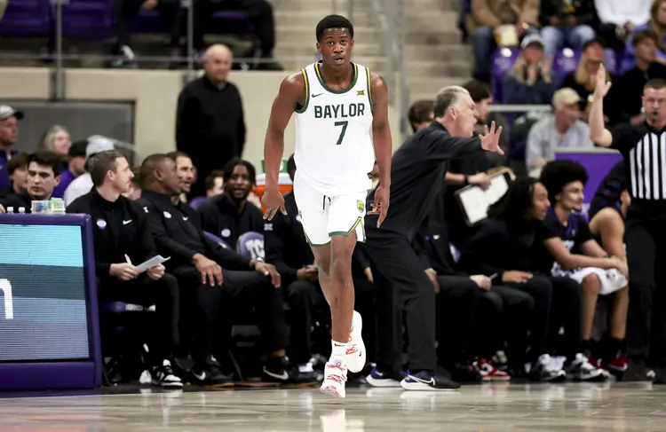 爱游戏2025必玩76人球员公开质疑裁判判罚尺度，引争议，出来部分控制音乐.