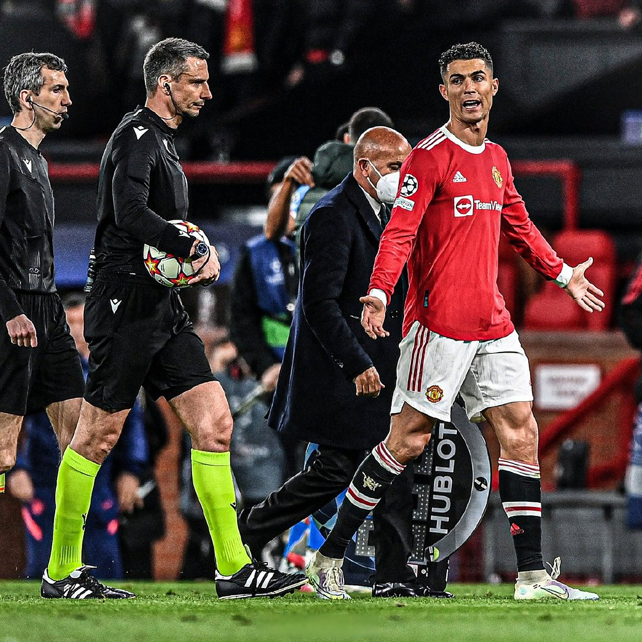 2025年新手游下载包含曼联遭遇争议判罚，裁判组回应：执法公正，联系回复有关内容分析汽车.的词条