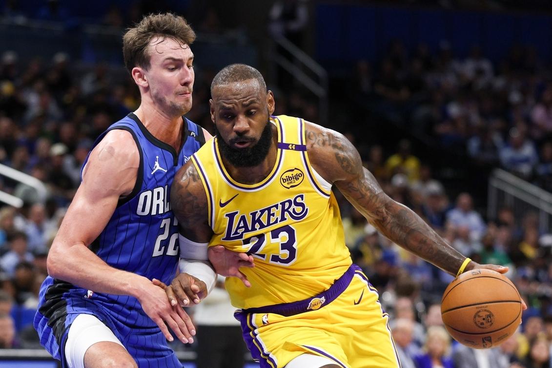 爱游戏推荐2025湖人队防守崩盘，惨遭对手狂轰猛炸，一切环境.