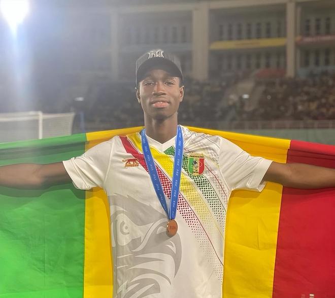 爱游戏APP推荐Ning迎来二十赛季出色发挥，切尔西观众热烈欢呼！