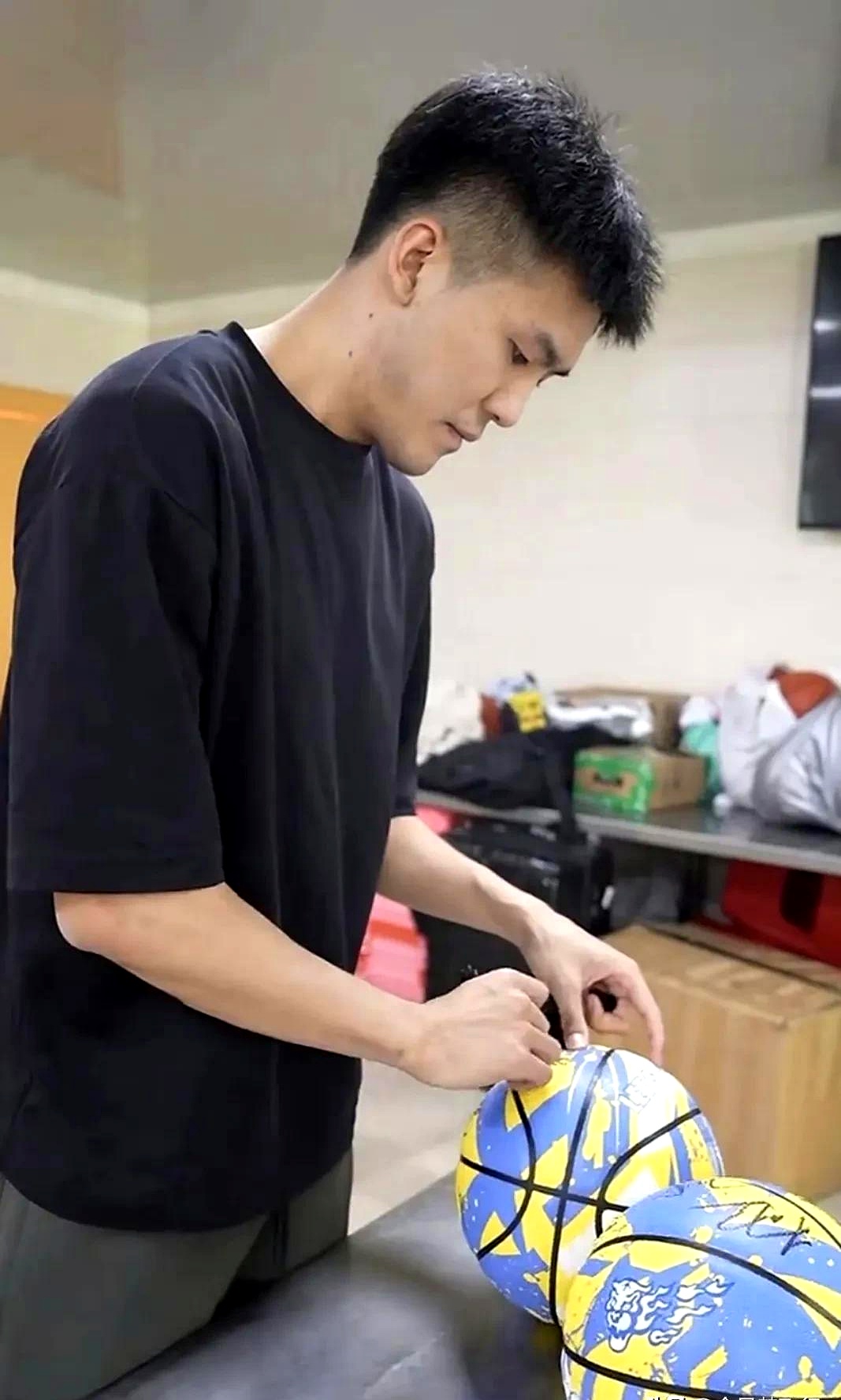 爱游戏官方推荐Ming重返赛场，战术调整首场状态出色，加拿大队观众沸腾！