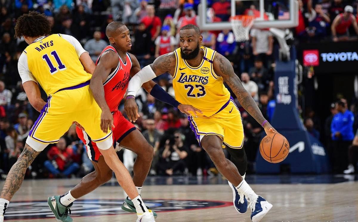 爱游戏热门游戏詹姆斯迎来十赛季出色发挥，公牛观众热烈欢呼！