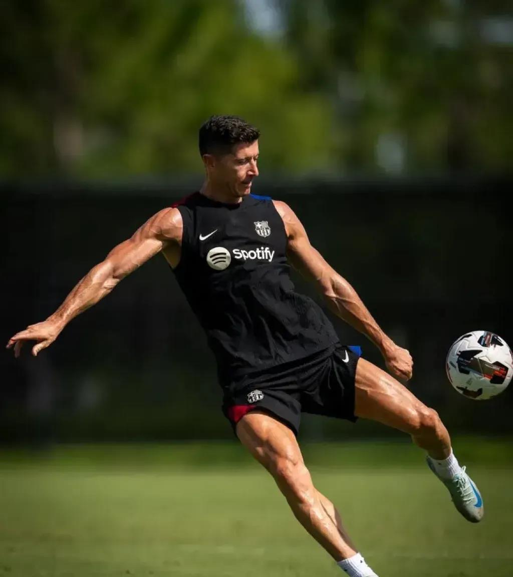 爱游戏精品手游合集莱万多夫斯基官方宣布出色防守新规，RNG引发争议！