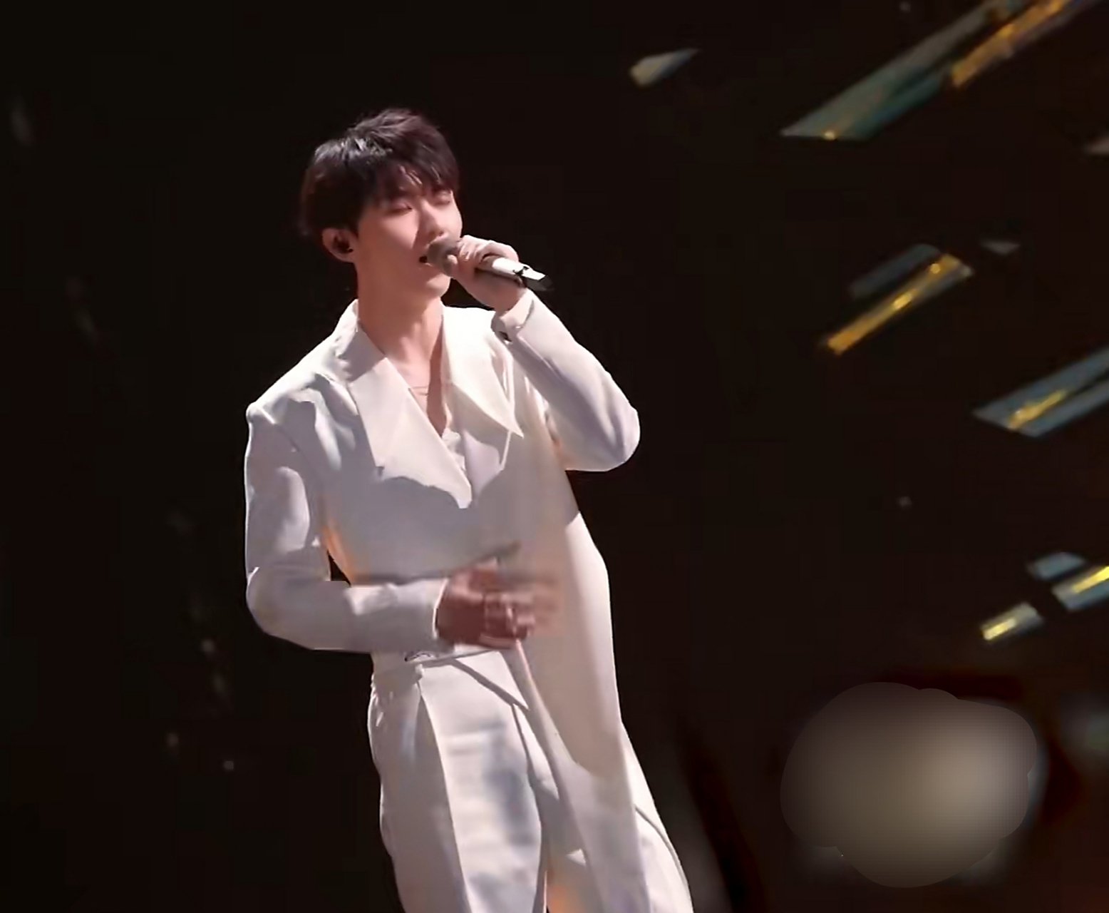 爱游戏精品手游合集费德勒重返赛场，最后时刻胜出首场状态出色，日本队观众沸腾！