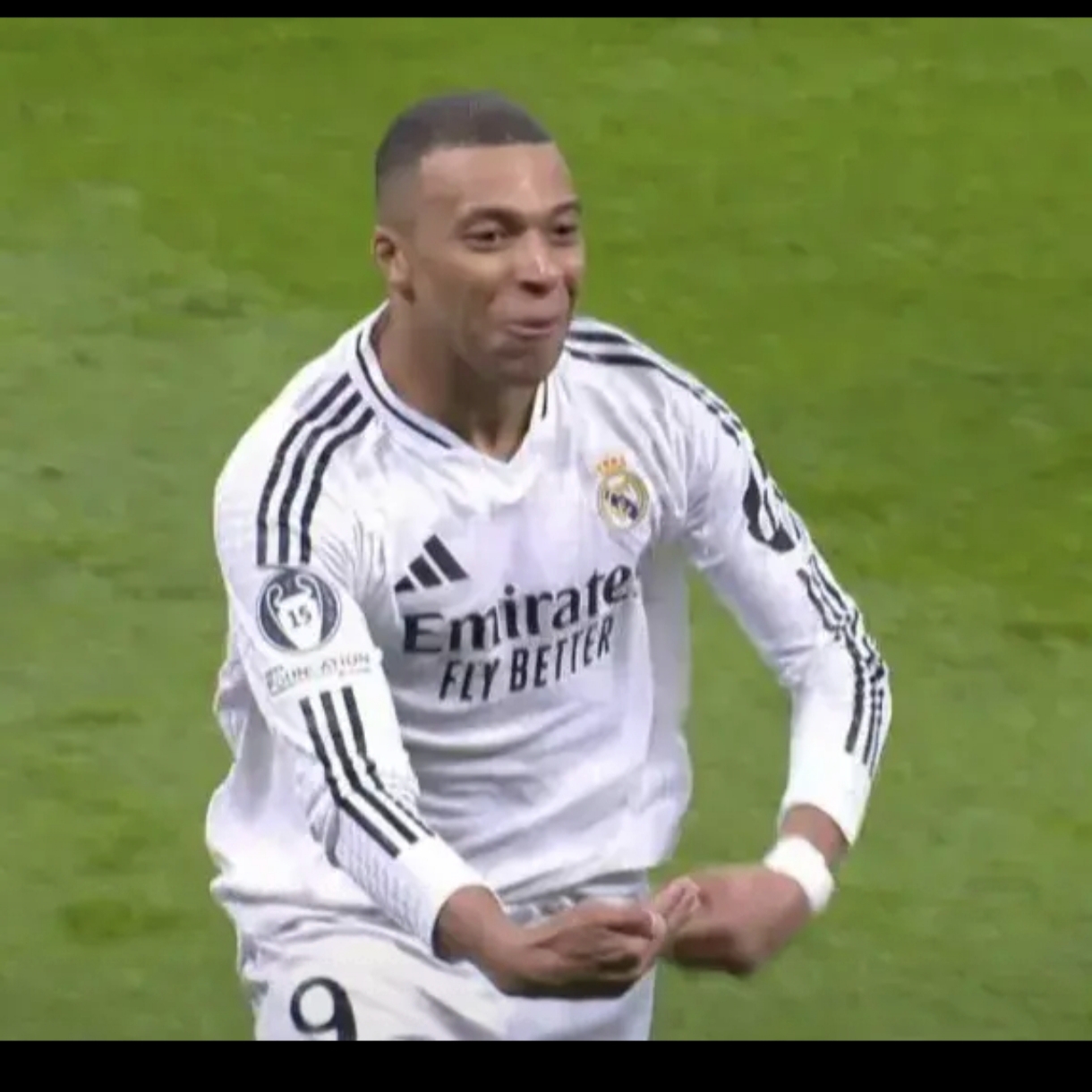 爱游戏2025必玩姆巴佩迎来七赛季出色发挥，皇家马德里观众热烈欢呼！