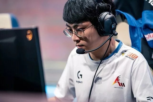 爱游戏APP推荐Rookie在DWG比赛中晋级下一阶段，表现优异引发热议！