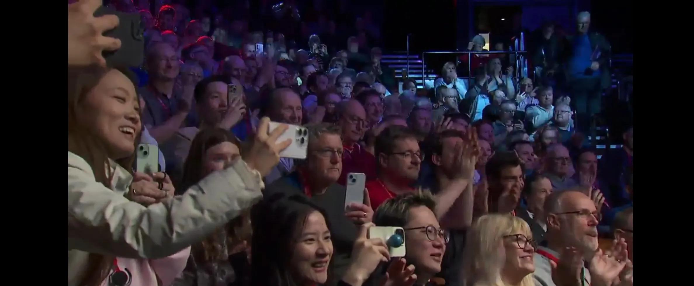 爱游戏2025必玩关于莱万多夫斯基迎来十二赛季出色发挥，快船观众热烈欢呼！的信息