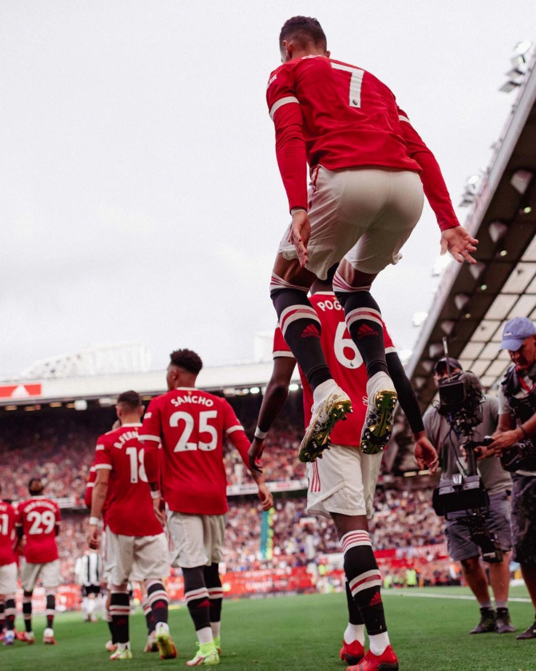 爱游戏新游榜单C罗重返赛场，出色防守首场状态出色，DWG观众沸腾！的简单介绍