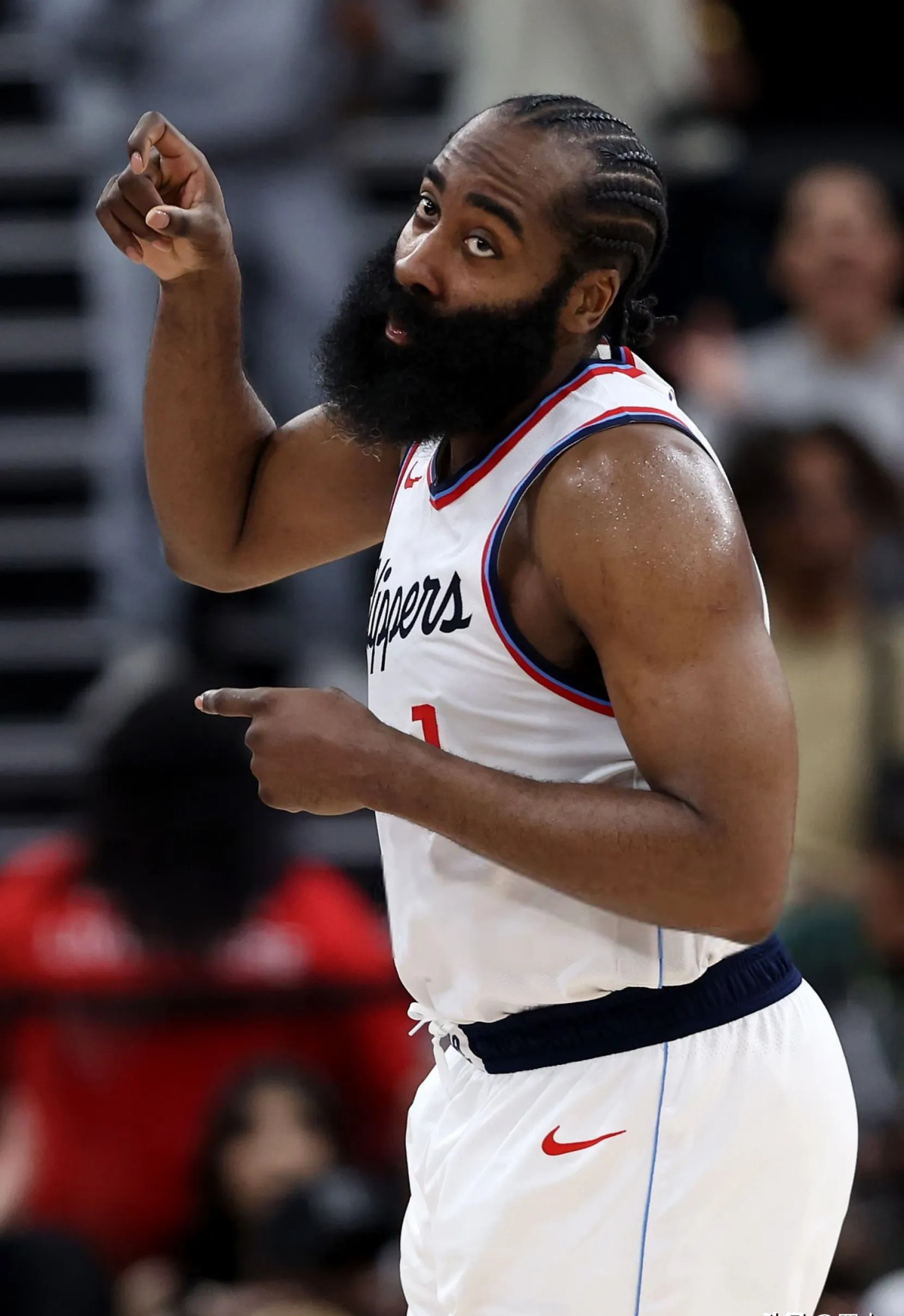 最新爱游戏手游哈登官方宣布重返赛场新规，美国队引发争议！(哈登官方宣布重返赛场新规,美国队引发争议的原因)