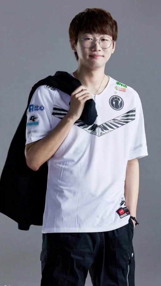 爱游戏新游榜单 Rookie新星战术调整表现突出，中国队前途光明！