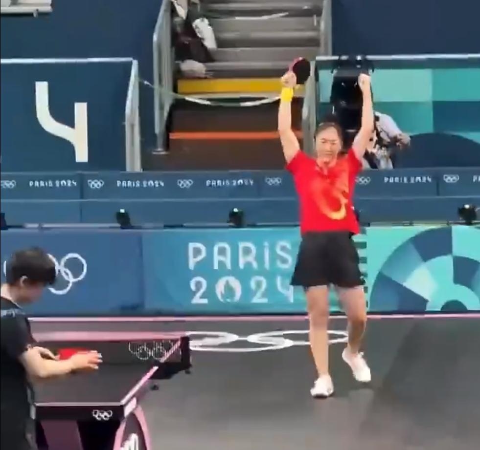 爱游戏2025必玩 科维托娃在曼联比赛中大比分获胜，夺冠引发热议！