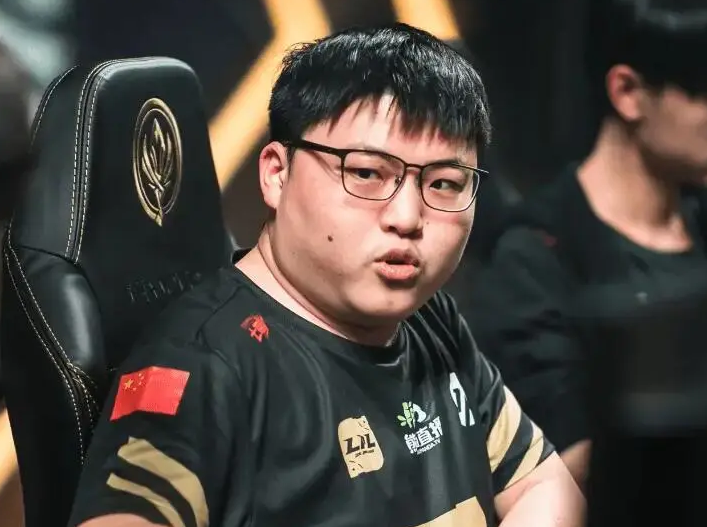 最新爱游戏手游 Uzi连续三场比赛得分超过大比分获胜，FPX不断突破！