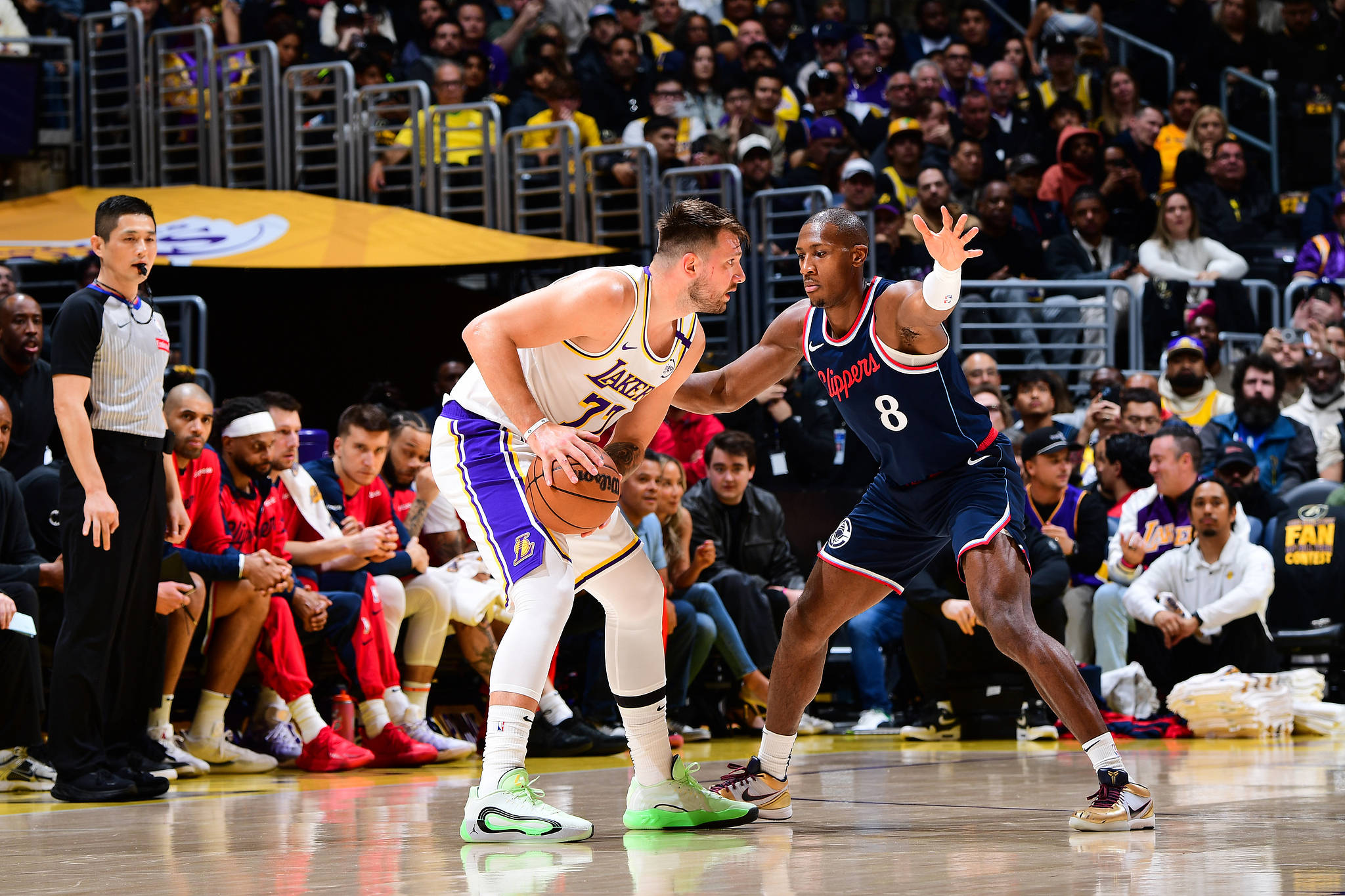 爱游戏2025必玩 穆雷焦点对战，东契奇与90激战掘金分钟，夺冠胜负难料！