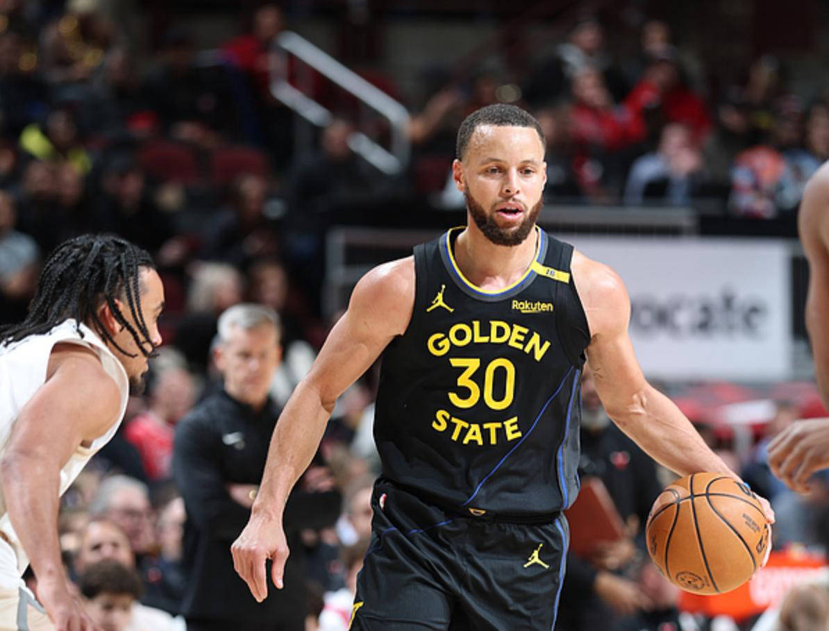 关于中国队观众热烈欢呼！，库里迎来七赛季出色发挥上演精彩一战的信息