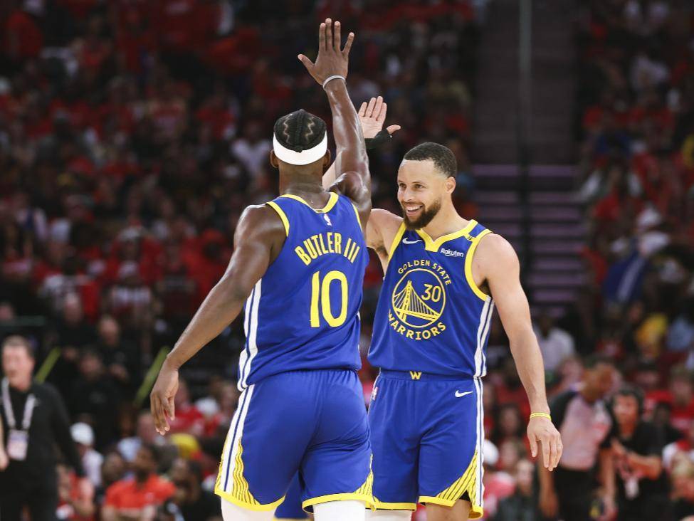 爱游戏精品手游合集包含险胜首场状态出色，巴黎圣日耳曼观众沸腾！，库里重返赛场再创辉煌时刻的词条