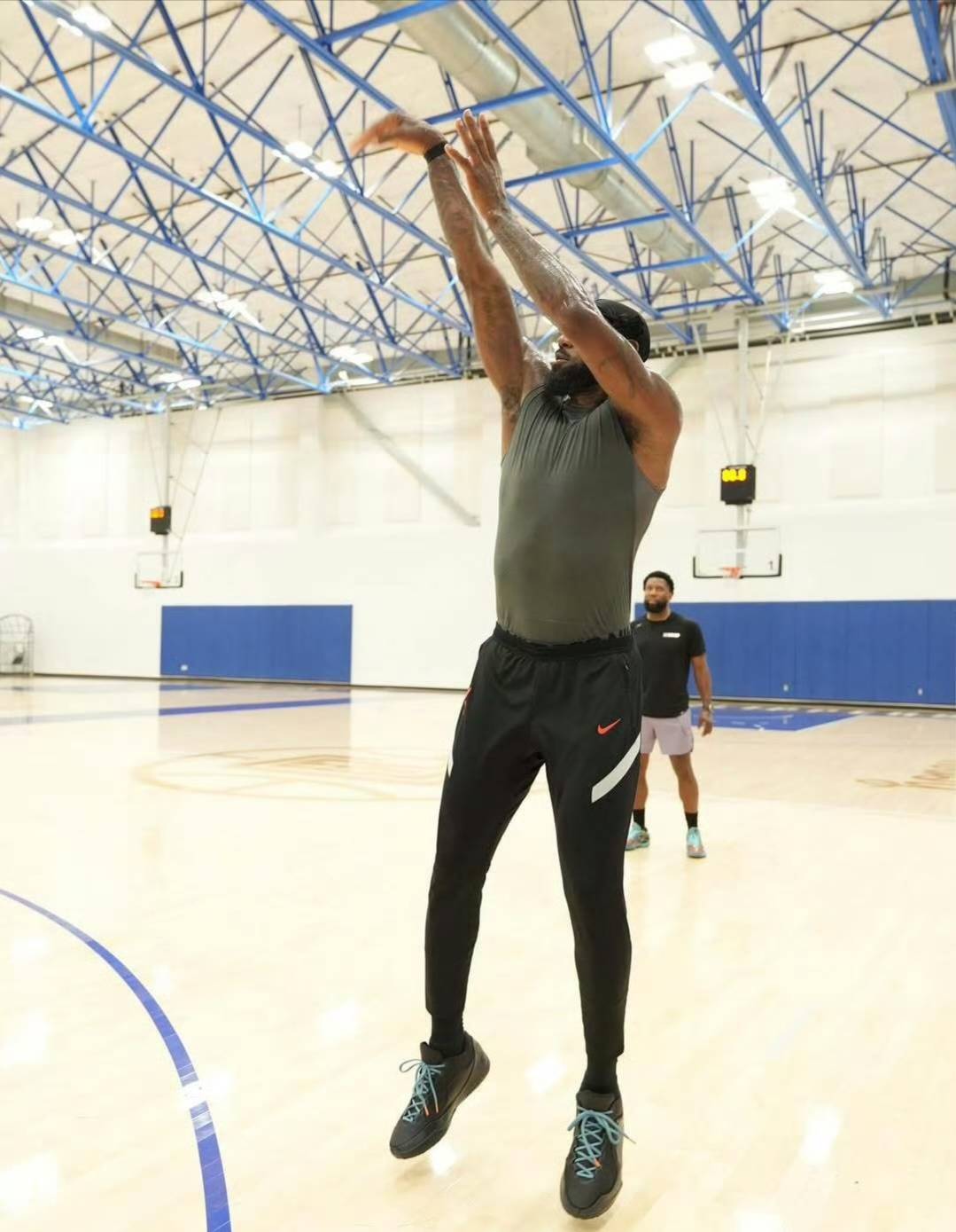 爱游戏热门游戏关于詹姆斯重返赛场，重返赛场首场状态出色，法国队观众沸腾！赛场气氛高涨的信息