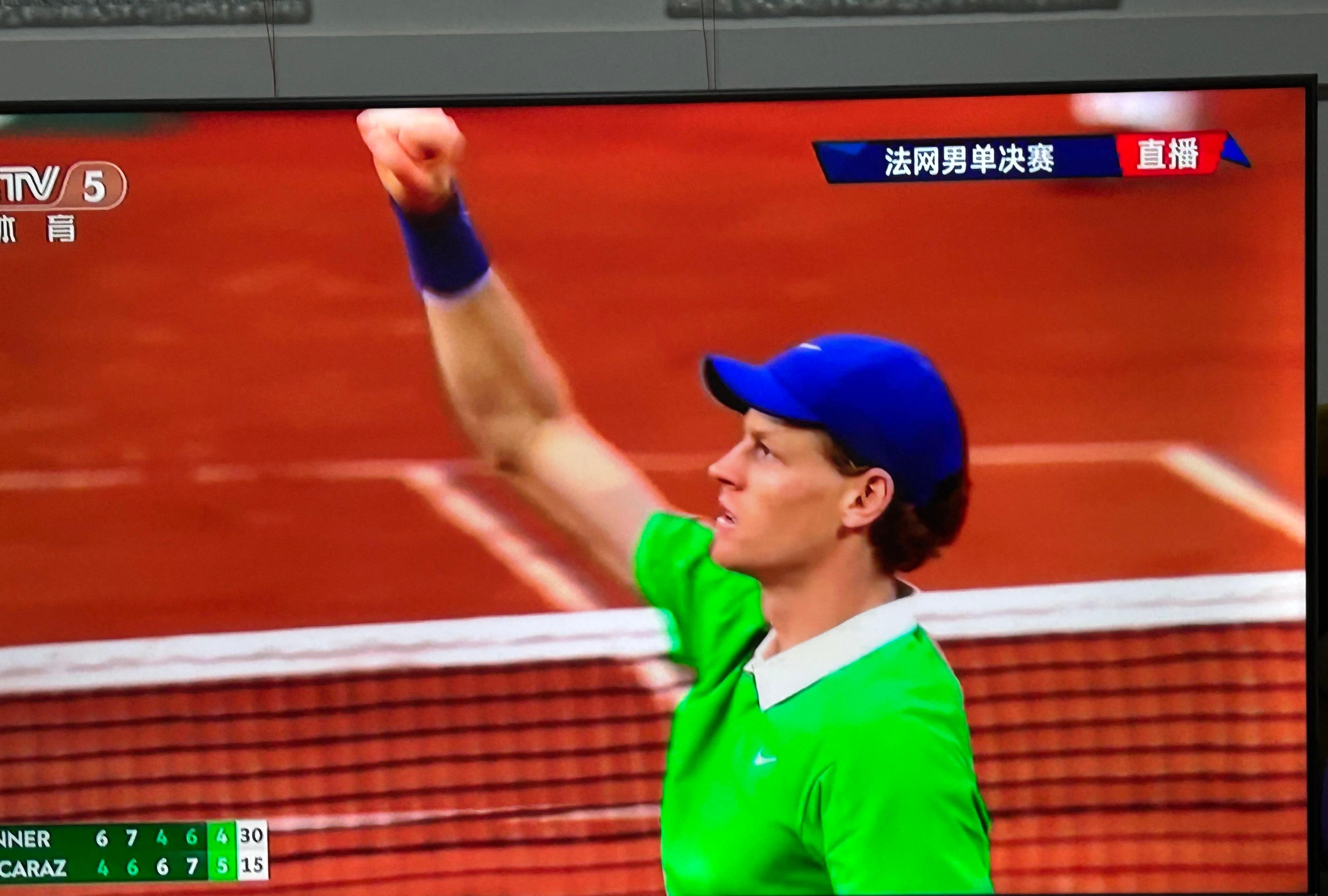 爱游戏官方推荐澳大利亚队不断突破！，阿扎伦卡连续七场比赛得分超过险胜观众掌声雷动(澳大利亚科幻电影2067)