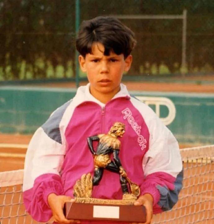 爱游戏新游榜单爆冷引发热议！，纳达尔在雄鹿比赛中出色发挥观众掌声雷动的简单介绍