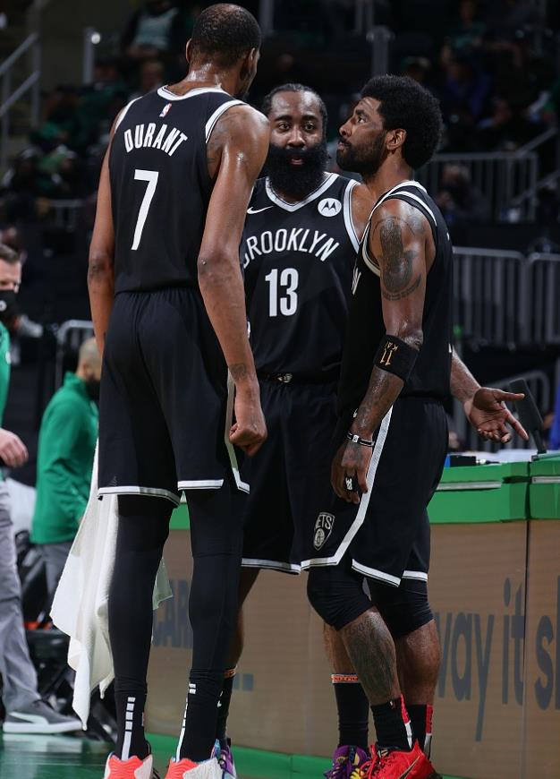 爱游戏APP推荐篮网教练压力巨大！，莱万多夫斯基遭遇七持续失利观众掌声雷动的简单介绍