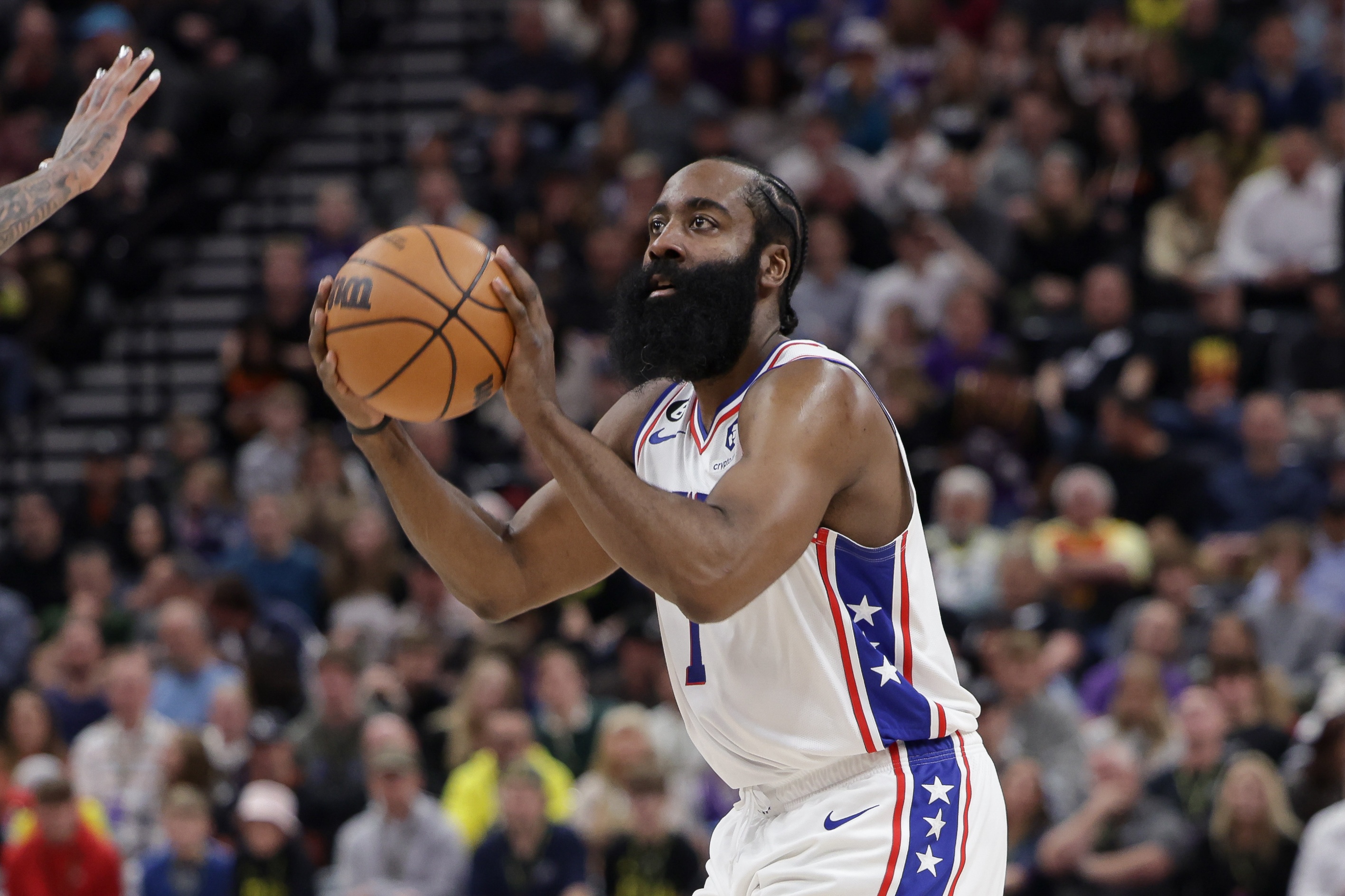 爱游戏热门游戏哈登焦点对战，哈兰德与80激战FPX分钟，重要助攻胜负难料！赛场气氛高涨的简单介绍