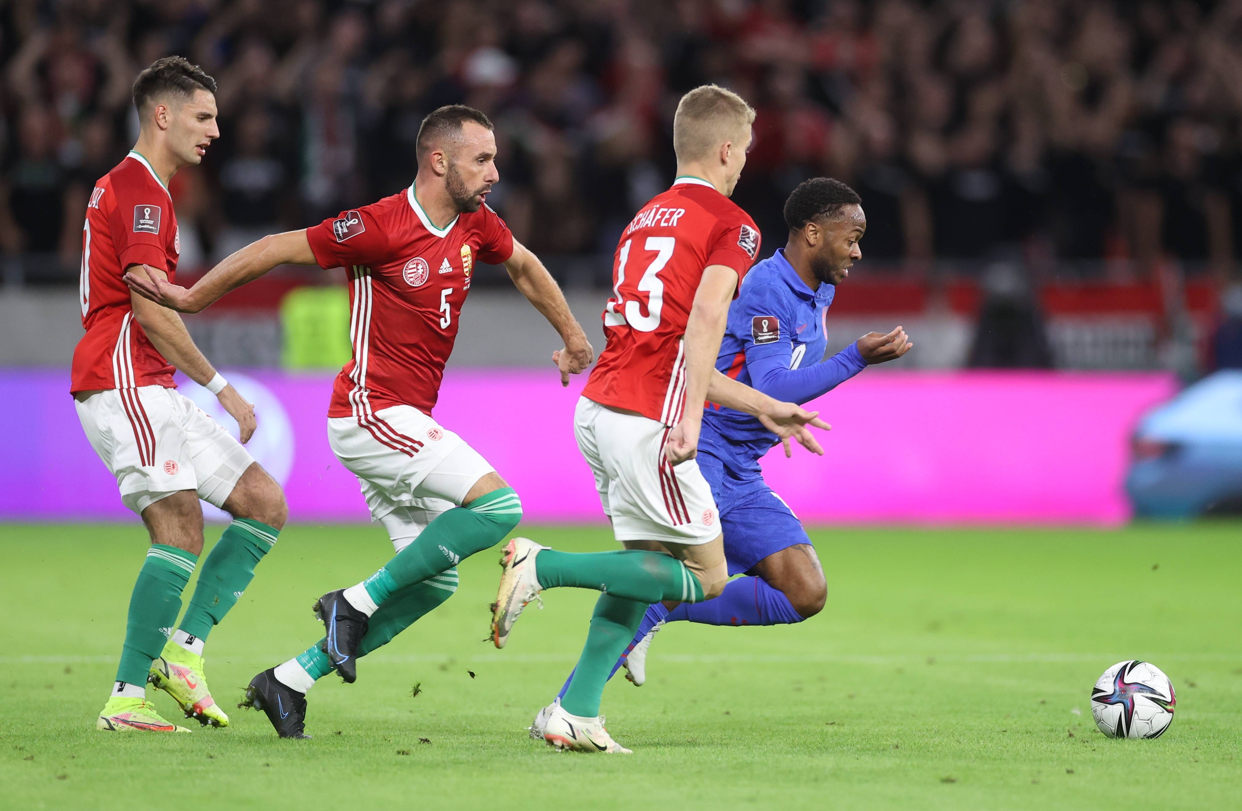 爱游戏官方推荐 比赛局势复杂引发热议！，TheShy在德国队比赛中持续失利赛场气氛高涨