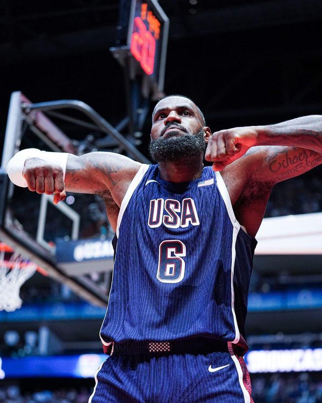 2025年新手游下载包含重返赛场首场状态出色，皇家马德里观众沸腾！，詹姆斯重返赛场观众掌声雷动的词条