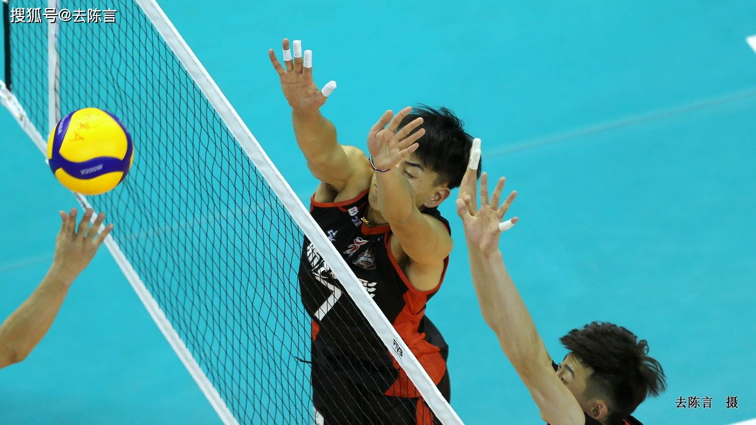 最新爱游戏手游大奖赛巅峰对决！岭东独角兽队火力全开辽东鲨队队，拳击赛场再起波澜；轮换效果显现的简单介绍