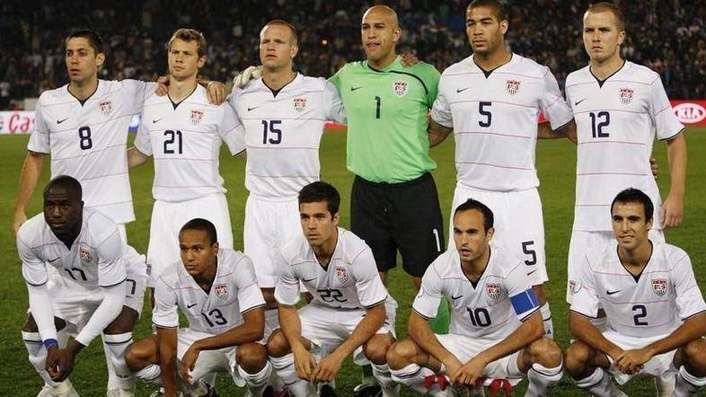 爱游戏2025必玩包含足球大师赛焦点战：江畔天狼队读秒扳平陇右白虎队，客场强势带走胜利。定海神针仍在的词条