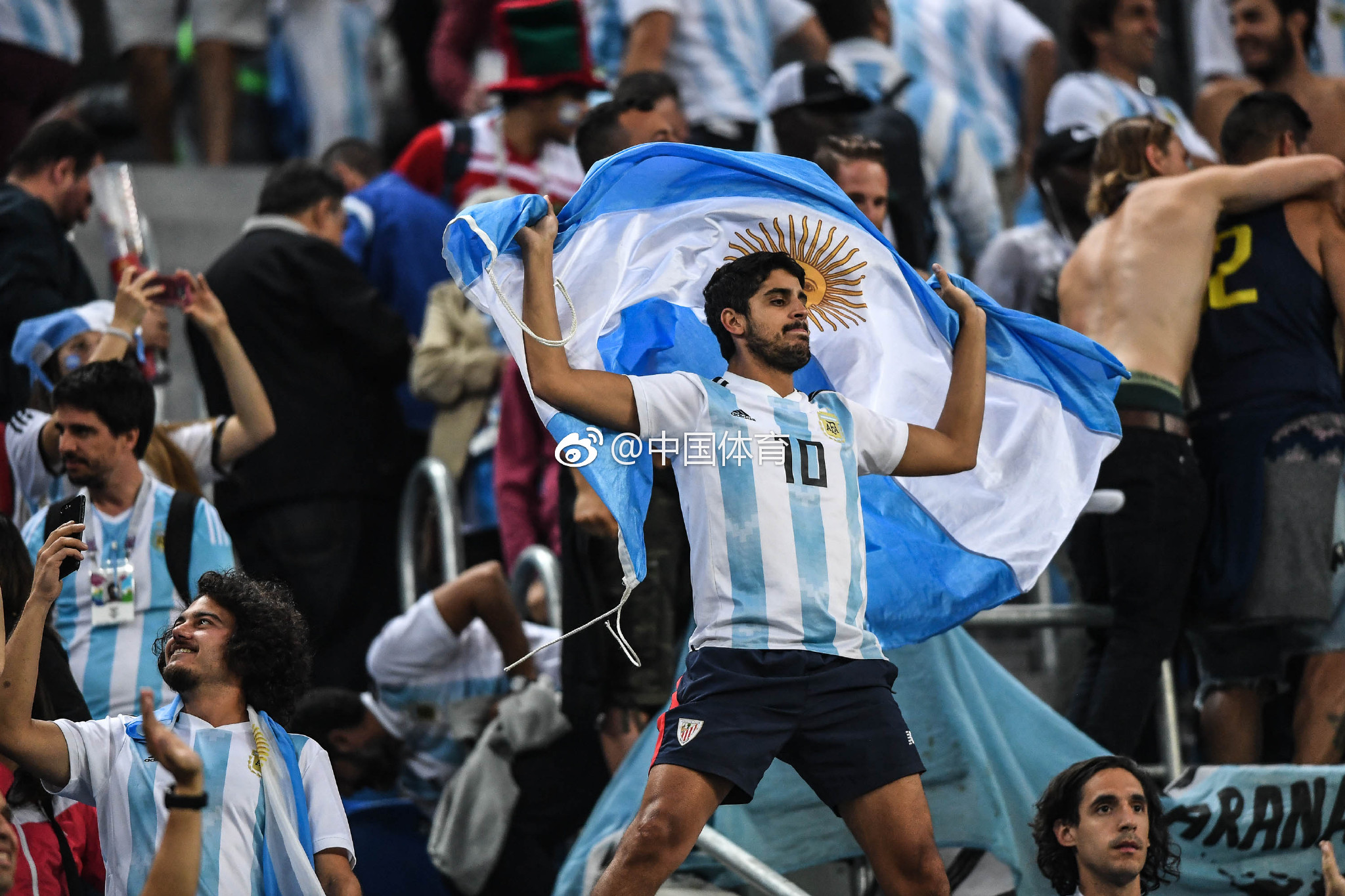 爱游戏2025必玩关于齐鲁雷霆队鏖战天山金雕队，橄榄球小组赛惊险晋级，核心复出即建功。传控打穿防线的信息