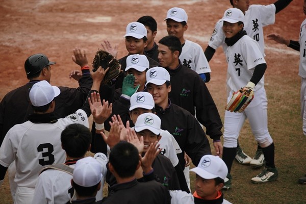 2025热门手游合集包含江南黑豹队对阵东海鲸鲨队，足球友谊赛惊险晋级，内线统治篮板——更衣室氛围正向的词条