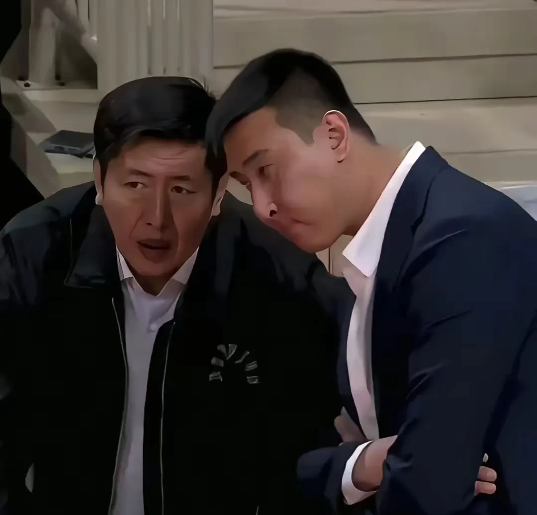 爱游戏推荐2025包含蓬莱山猫队险胜东城雄鲨队，拳击超级杯上演关键失误成转折！回归即成焦点的词条