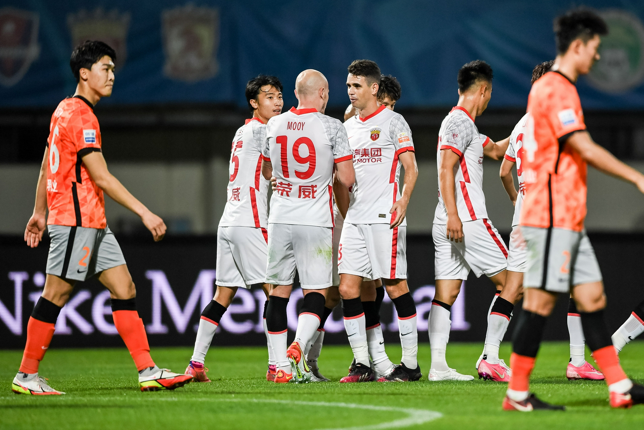 2025热门手游合集足球邀请赛上演强强对话，齐鲁霹雳队强势横扫雪域天虎队，多点开花奏效；高压逼抢成功的简单介绍