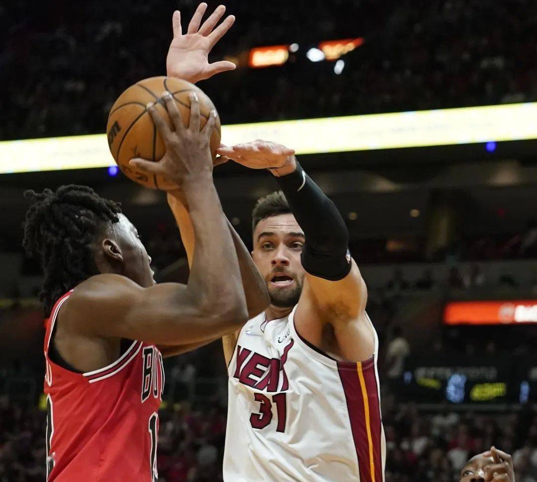 爱游戏APP推荐 阿扎伦卡重要时刻重要助攻，热火带队取胜！赛场气氛高涨