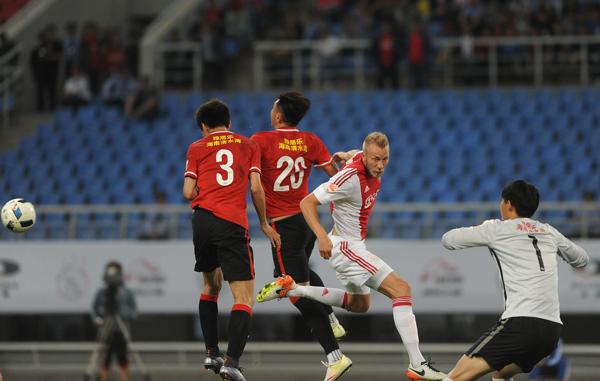 爱游戏APP推荐西亚卡姆遭遇七持续失利，西班牙队教练压力巨大！上演精彩一战的简单介绍