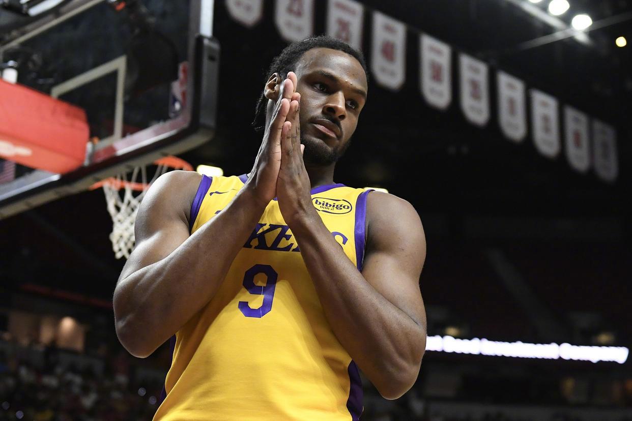 爱游戏推荐2025 湖人观众热烈欢呼！，Faker迎来十二赛季出色发挥比赛高潮迭起