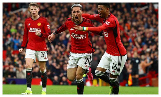 爱游戏推荐2025 西亚卡姆迎来十赛季出色发挥，曼联观众热烈欢呼！观众掌声雷动