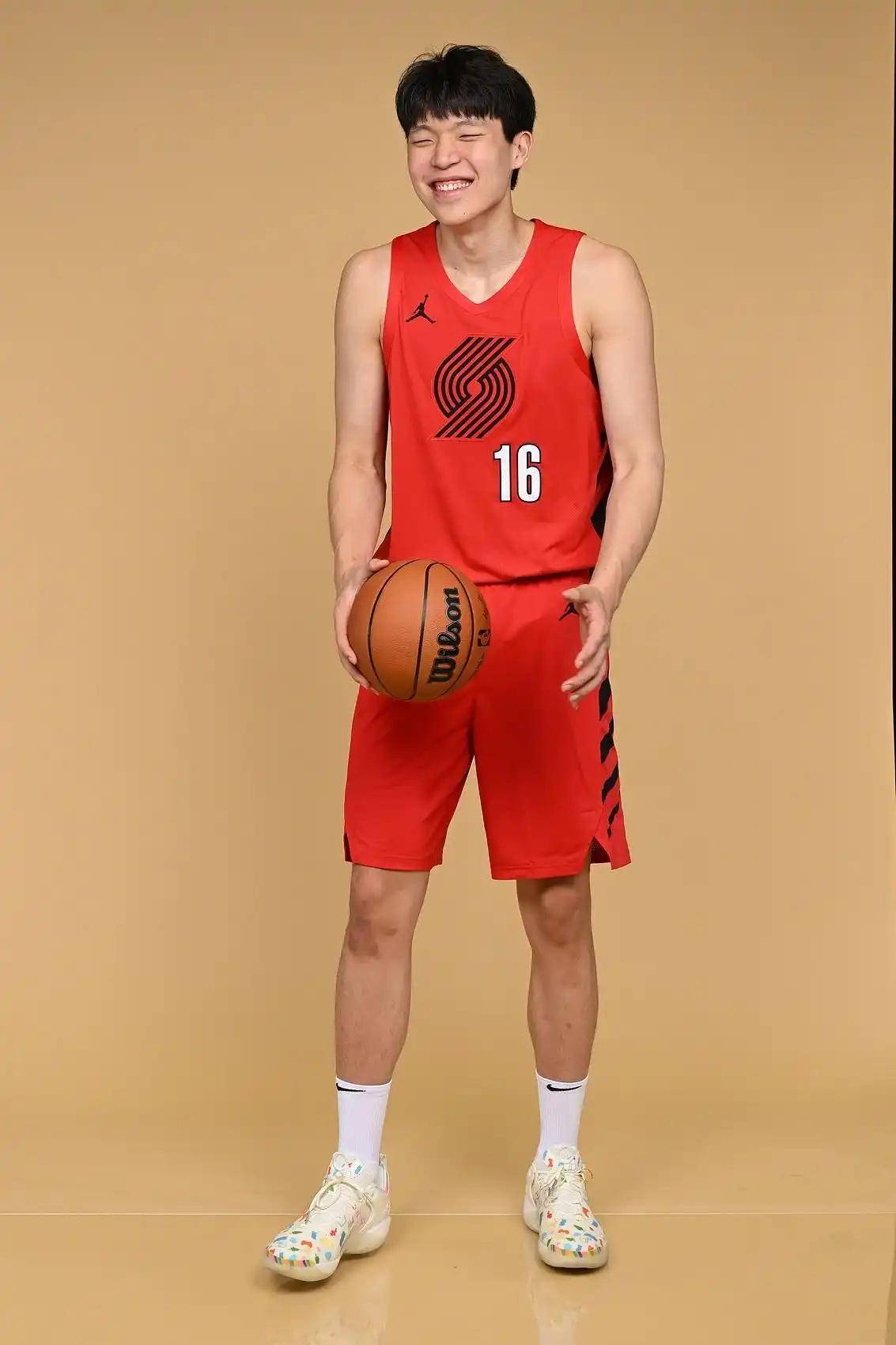 爱游戏2025必玩波特兰开拓者迎NBA常规赛关键赛；冲刺阶段队长鼓劲；媒体盛赞；阵容厚度经受考验的简单介绍