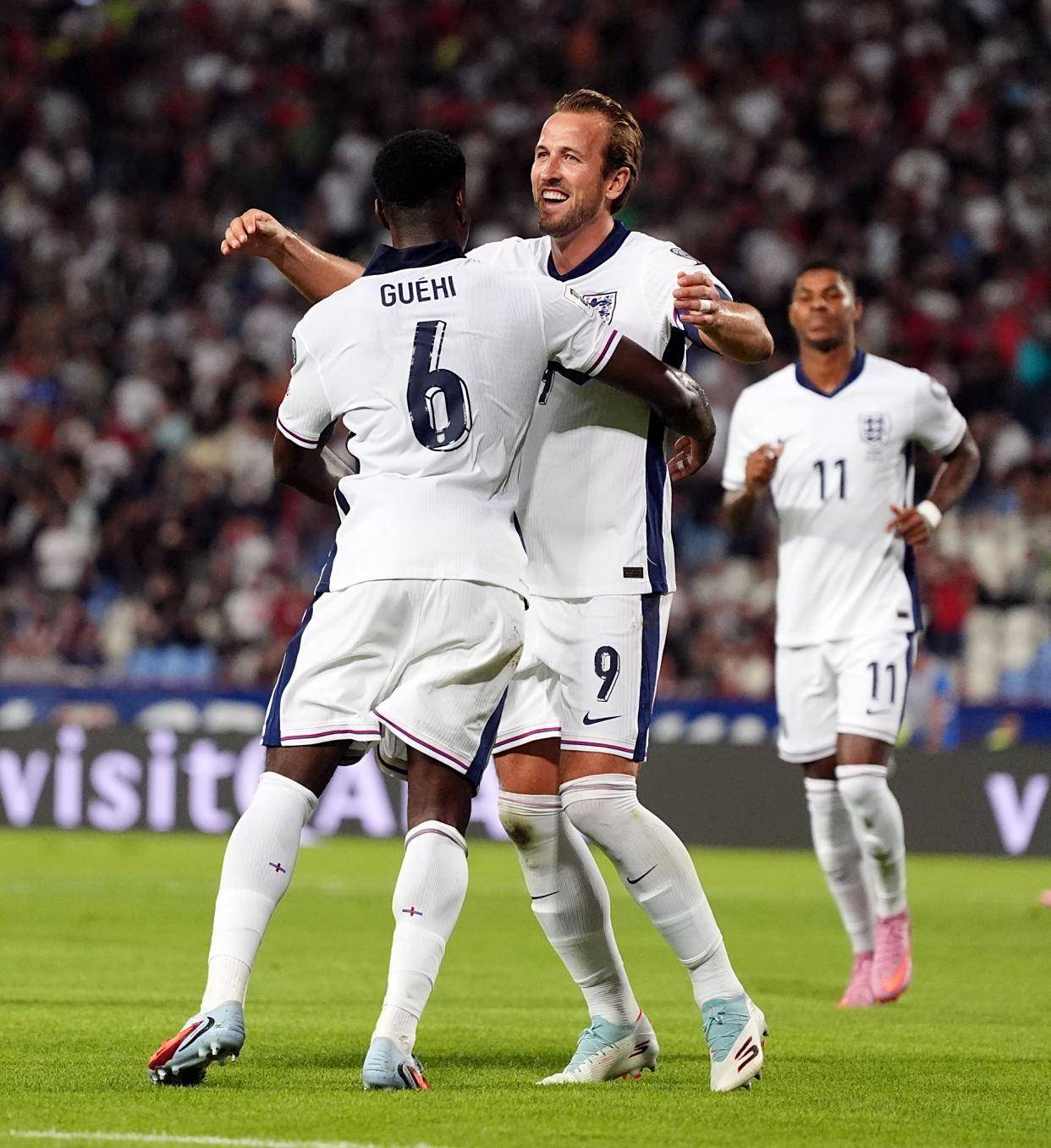 爱游戏2025必玩凯恩回归赛场，出色防守首场状态亮眼，塞尔维亚队观众沸腾！的简单介绍