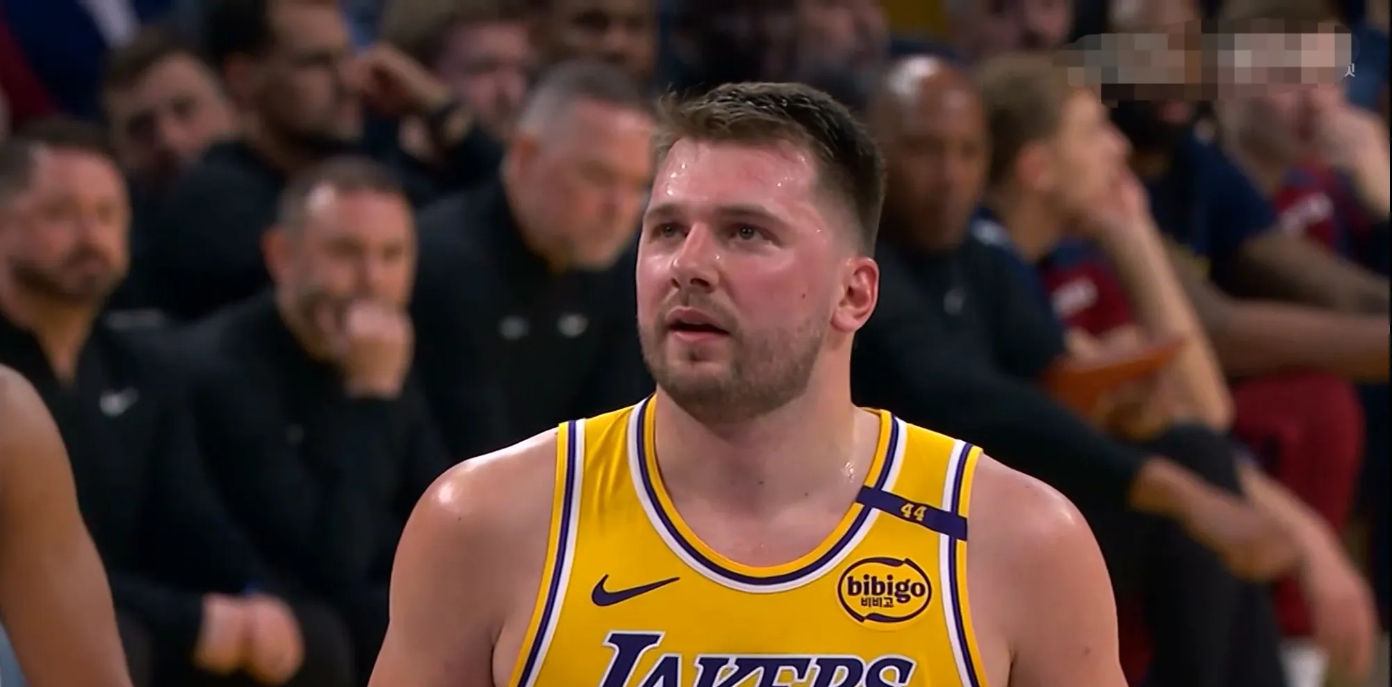 2025年新手游下载东契奇迎来二十赛季高光表现，RNG球迷沸腾！(东契奇季后赛首秀42分)