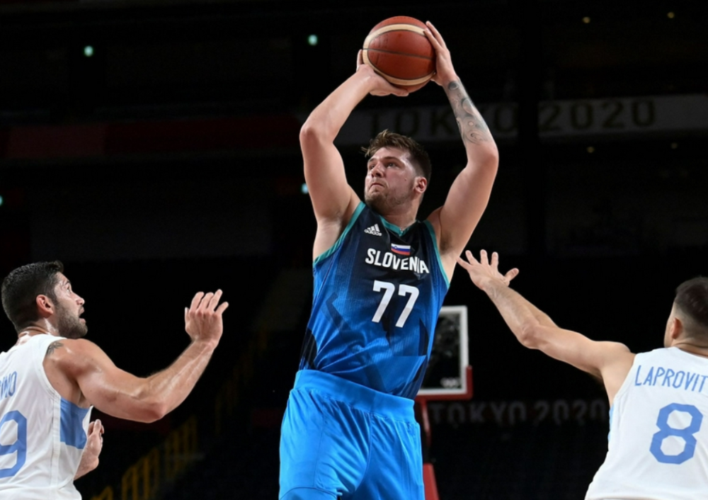 最新爱游戏手游东契奇回归赛场，问鼎冠军首场状态亮眼，SKT观众沸腾！的简单介绍