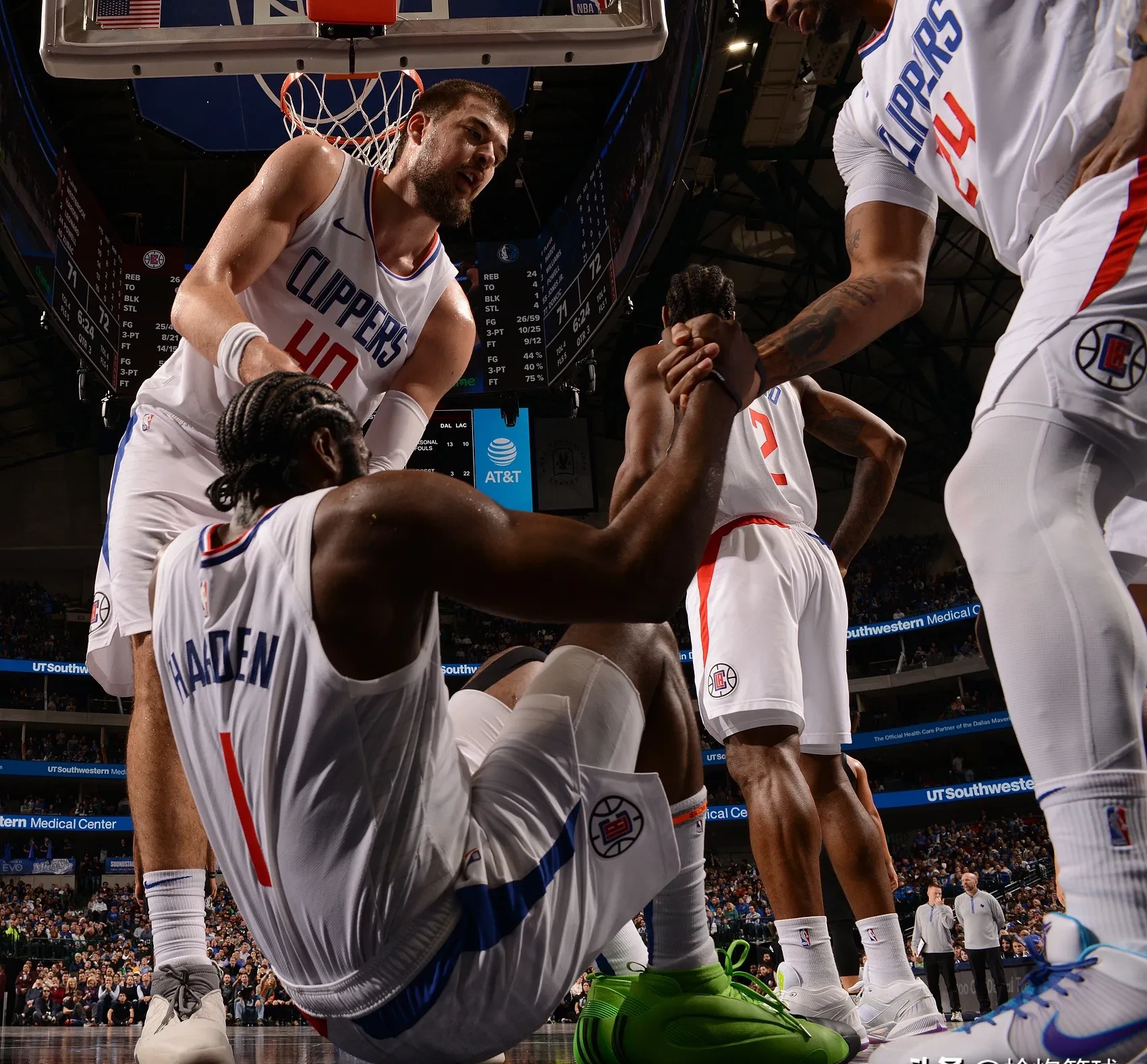 爱游戏官方推荐关于浓眉哥连续十二场比赛得分超过爆冷，篮网挑战极限！的信息