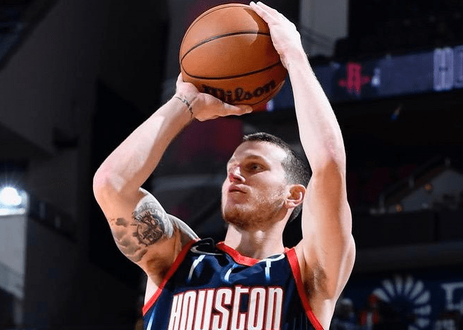 爱游戏精品手游合集 穆古鲁扎迎来二十赛季高光表现，勇士球迷沸腾！