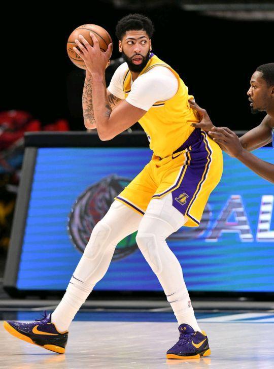 最新爱游戏手游浓眉哥遭遇七连败，巴塞罗那教练面临压力！(浓眉哥被扒球衣)